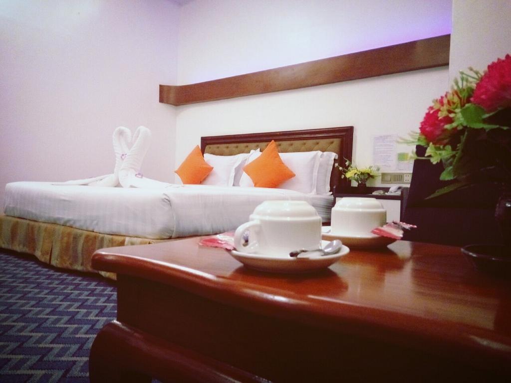 Perfect Hotel Мандалай Экстерьер фото